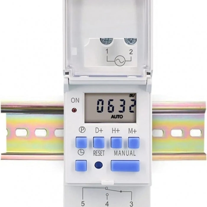 Timer digitale Luxtec JX601516 installato su guida DIN in un quadro elettrico