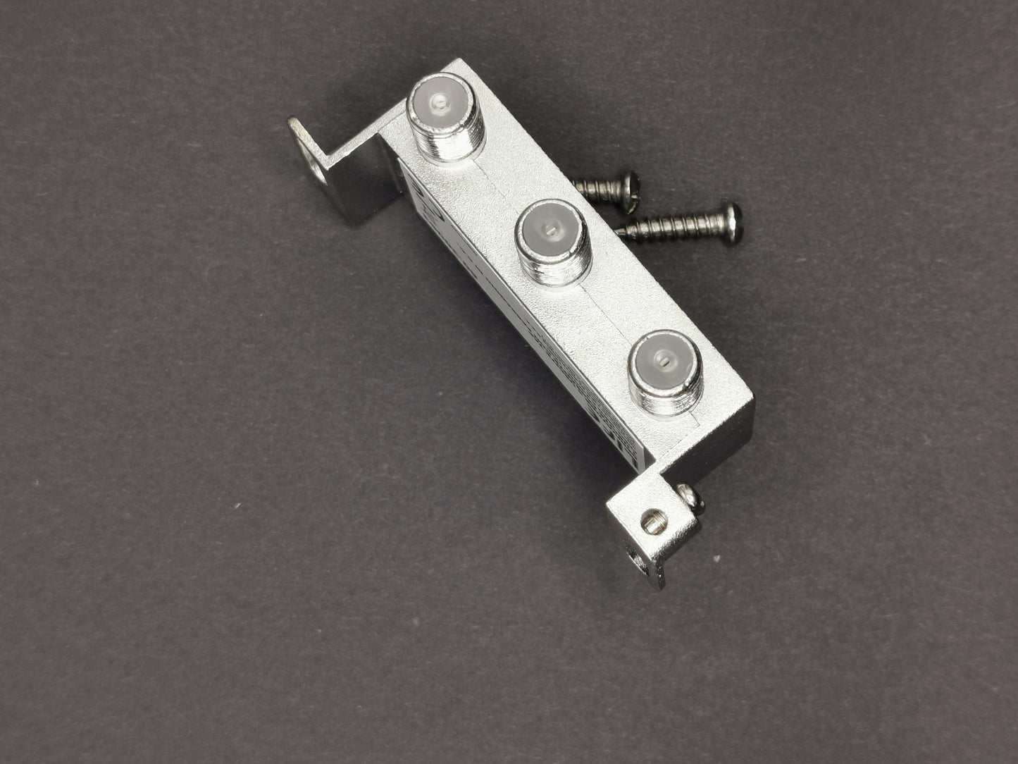 Derivatore 1 ingresso 3 uscite di cui 1 passante C.C. power spinotti F frequenza 5MHz A 2,4ghz