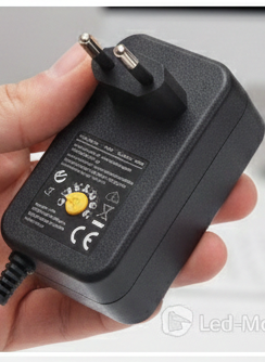 Alimentatore Universale 30W con Selettore 3V-12V, 8 Adattatori e Porta USB Integrata